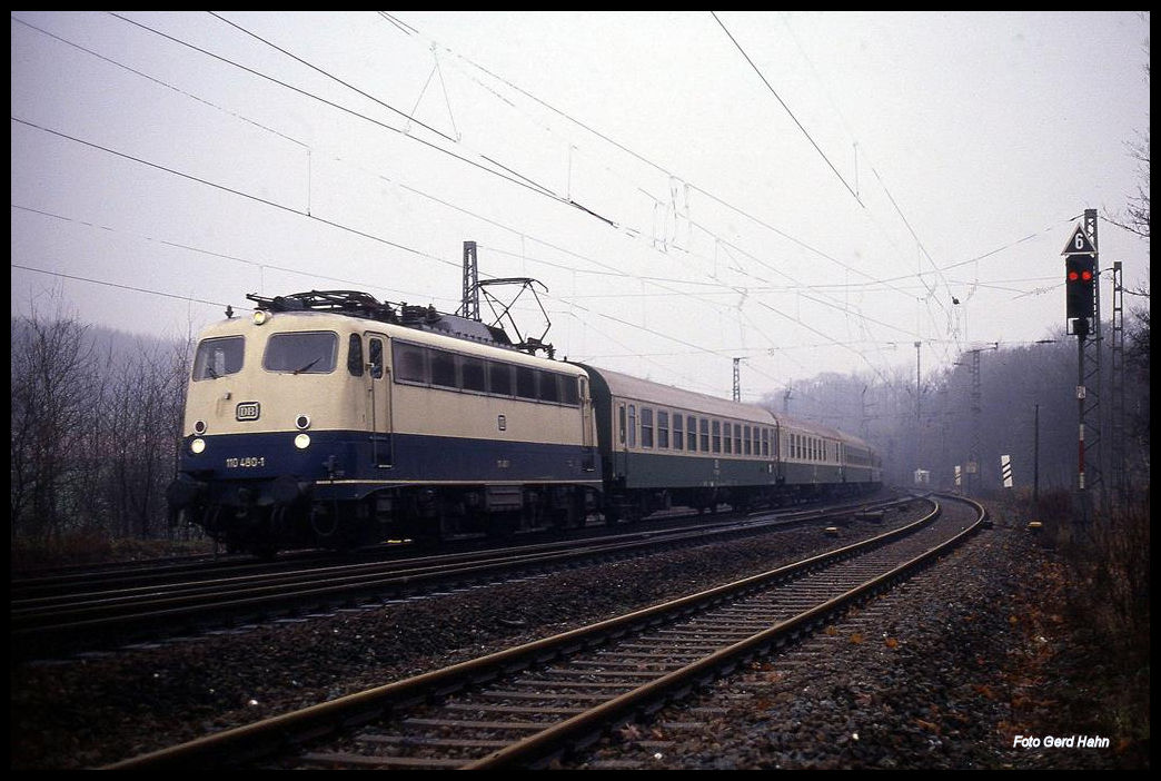 110480 erreicht hier am 23.11.1991 um 10.48 Uhr mit dem D 1035 nach Stralsund den Ortsrand von Hasbergen. Der Zug ist aus DR Wagen gebildet!