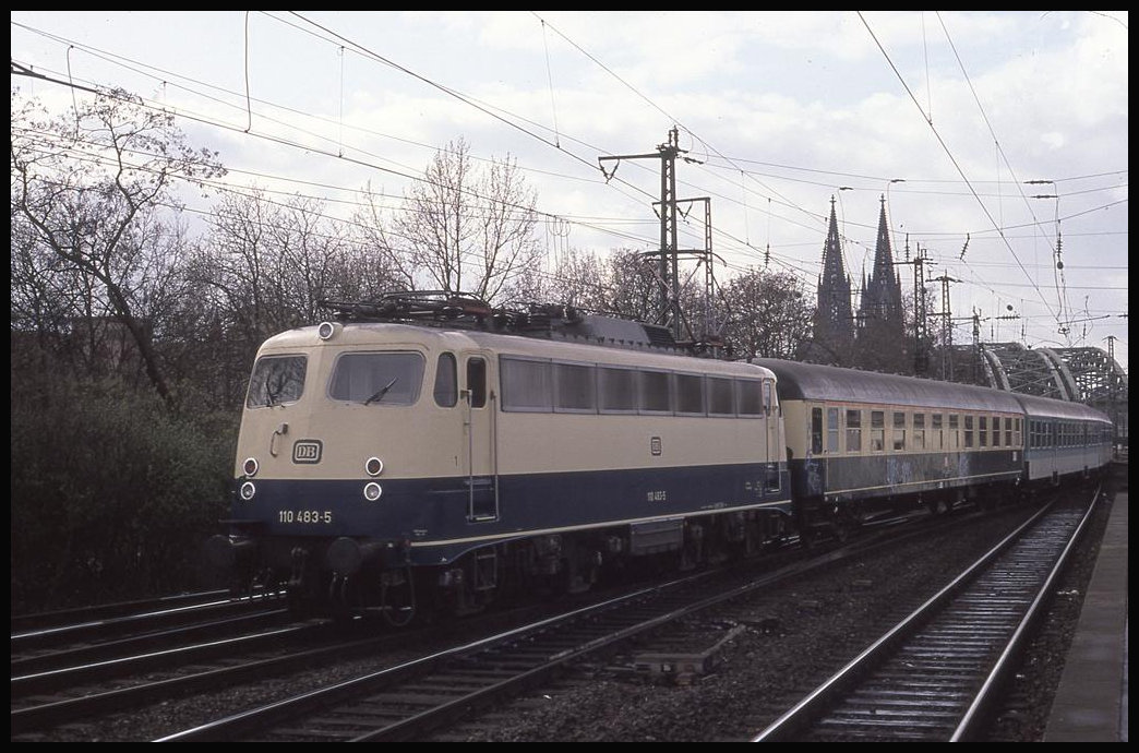 110483 fährt am 25.3.1993 um 14.17 Uhr mit dem E nach Bielefeld in Köln Deutz ein.