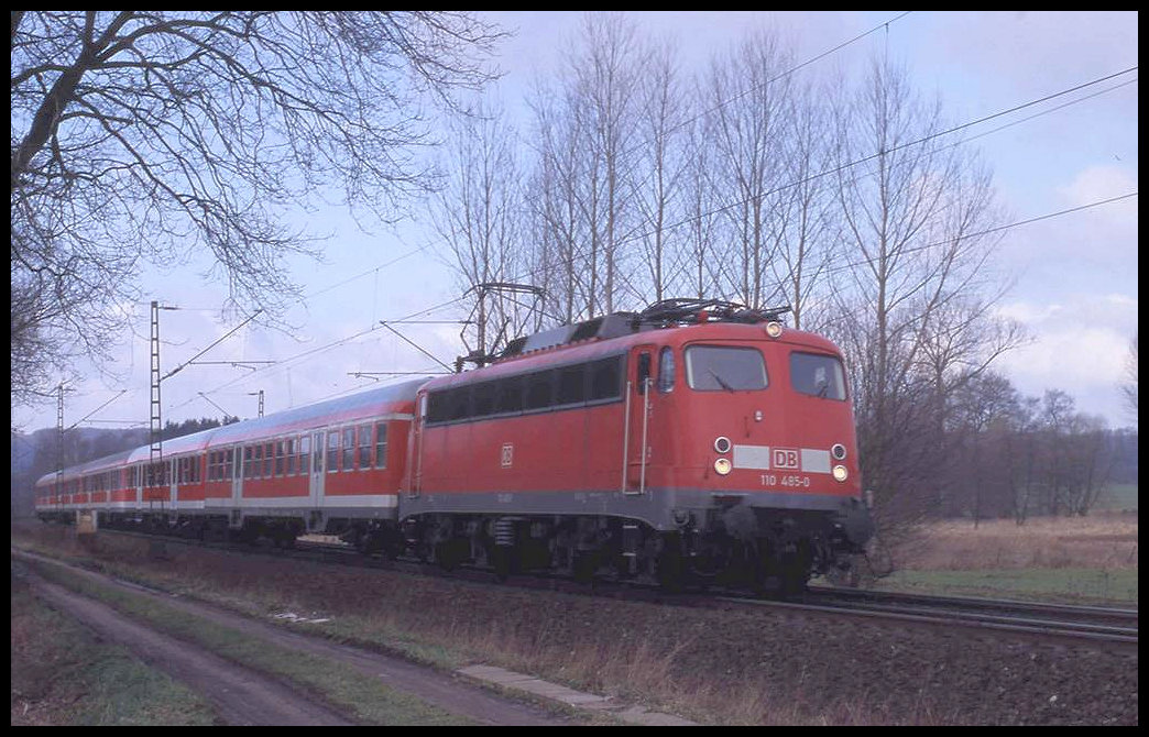 110485-0 ist hier am 25.3.2004 um 9.31 Uhr mit dem RB 2937 nach Osnabrück in der Bauernschaft Lengerich - Schollbruch unterwegs.
