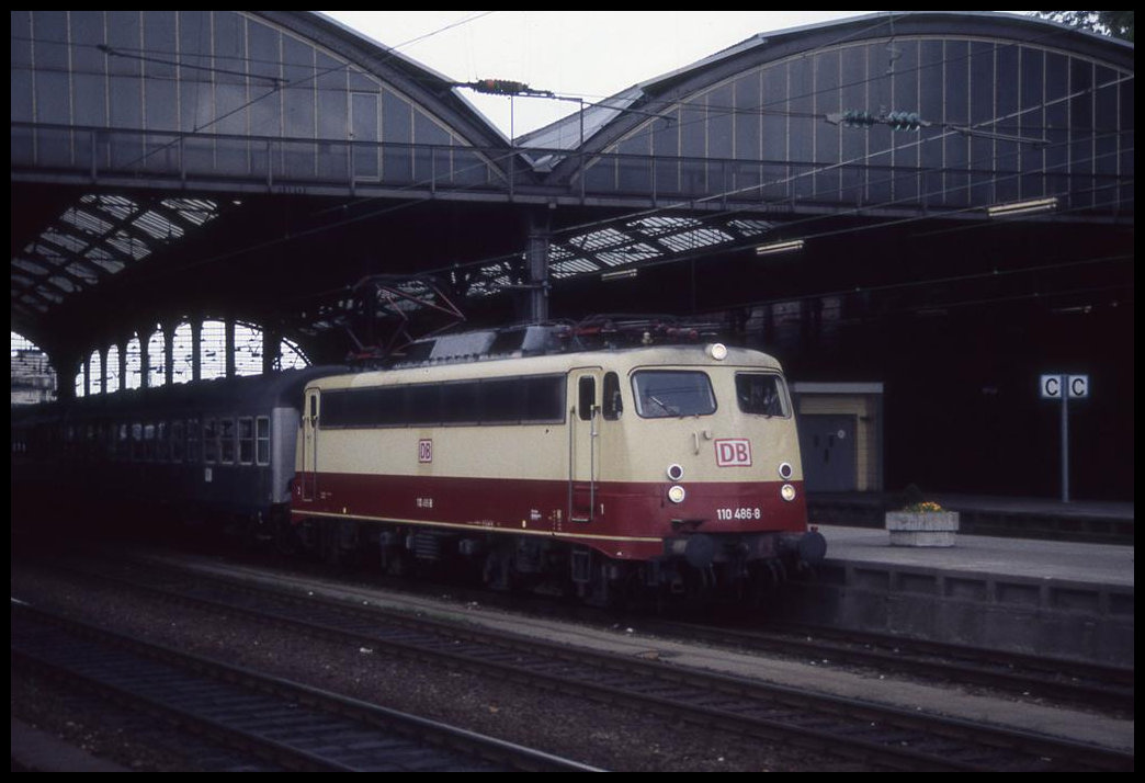 110486 mit einer Silberling Garnitur im HBF Aachen am 13.5.1995.