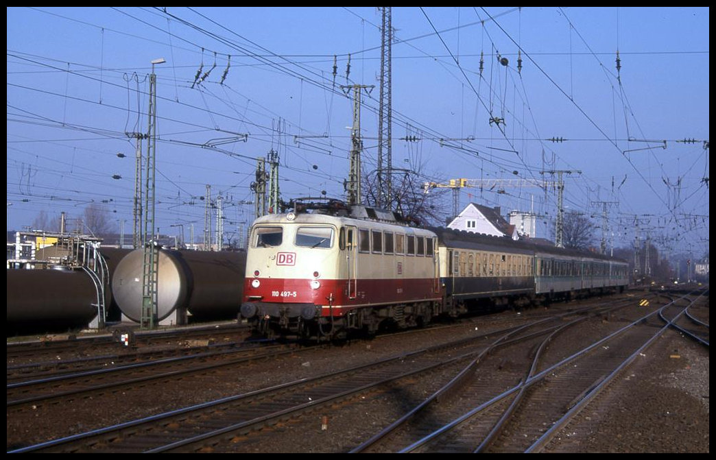 110497 fährt hier am 23.1.1999 mit dem RB aus Mainz in den HBF Koblenz ein. 