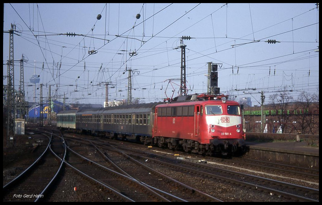 110501 fährt von der Hohenzollernbrücke in Köln kommend am 21.2.1998 mit dem RB 6511 in den Bahnhof Köln - Deutz ein.