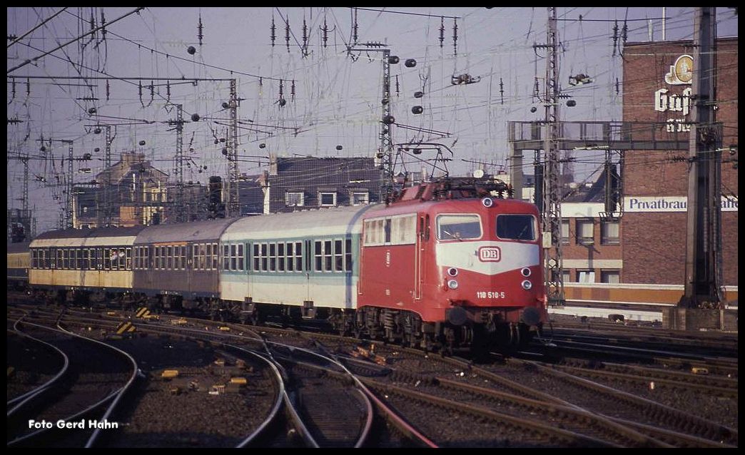 110510 erreicht mit einer bunt gemixten Wagengarnitur am 27.2.1991 um 14.46 Uhr den HBF Köln.