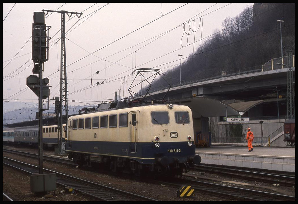 110511 rangiert hier am 10.3.1993 um 9.33 Uhr im HBF Koblenz.