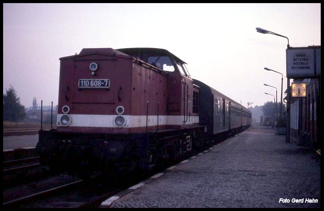 110608 vor dem Personenzug nach Feldberg hier am 4.10.1991 an Hausbahnsteig im Bahnhof Neustrelitz Süd.