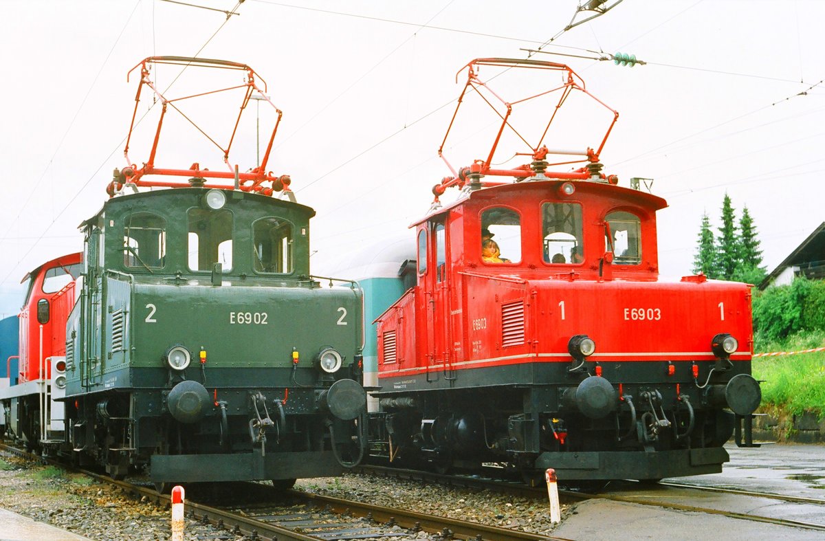 11.06.1994,  Historische Fahrzeugschau im Bw Garmisch-Partenkirchen, Die rote E 69 03 und die grüne E 69 02 kämpfen wohl um den Titel  Schönste im Land .