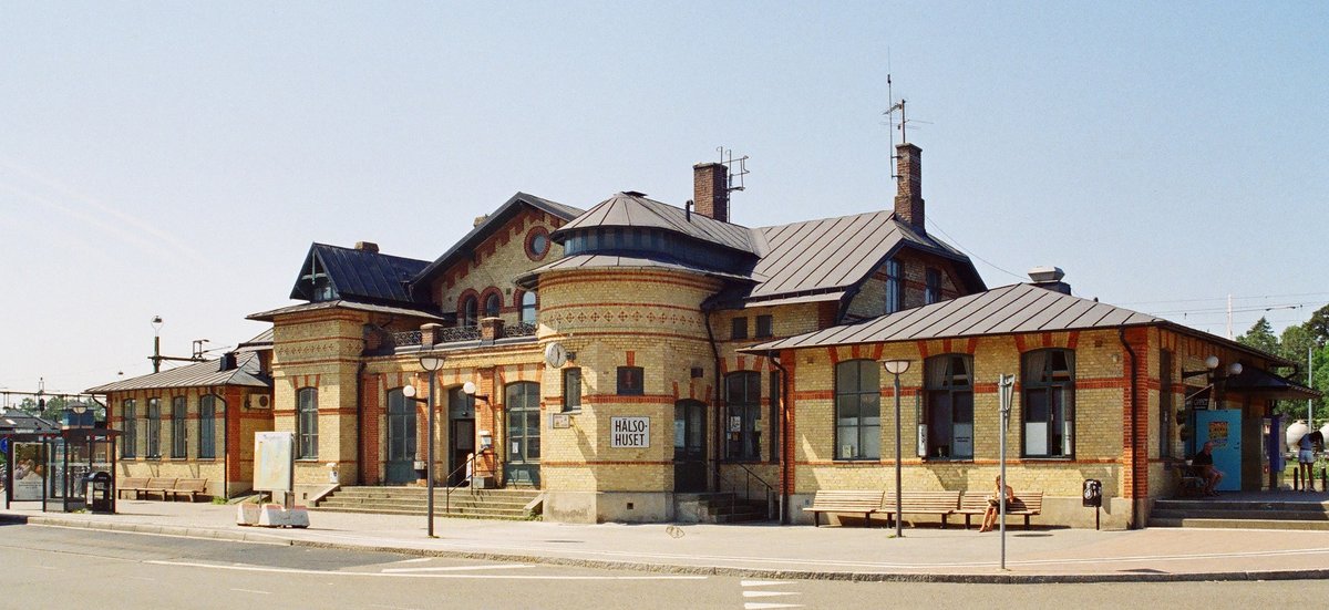 11.06.2007	Schweden, der Bahnhof in Ångelholm. In der Nachbarschaft befindet sich ein Eisenbahnmuseum. Es hat mich damals etwas enttäuscht. Das  Hälso-Huset  übersetzt mir der Computer mit Gesundheitshaus. Ich nehme an, dass sich  in den von der Bahn nicht mehr genutzten Räumen eine Arztpraxis befindet.