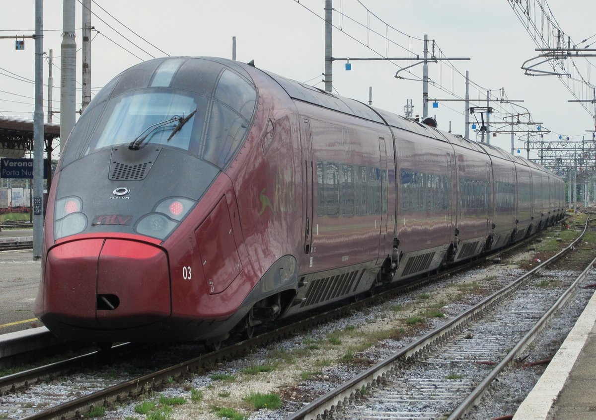 11.06.2016 12:38 Italo ETR 575 03 AGV von Verona Porta Nuova nach Roma Termini bei der Ausfahrt aus dem Startbahnhof. 
