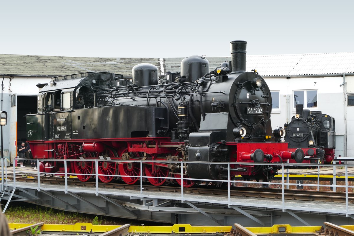 11.06.2016, Im Bw Arnstadt war heute Nachtfotoparade. Lok 94 1292, eine preußische T16.1 präsentiert sich auf der Drehscheibe. Sie wurde im Jahre 1922 wurde bei Henschel&Sohn in Cassel unter der Fabriknummer 18885 gebaut. Nach unterschiedlichen Einsatzgebieten kam sie nach Einbau einer Riggenbach-Gegendruckbremse auf den Steilstrecken des Thüringer Waldes (Suhl-Schleusingen und Schleusingen-Ilmenau) zum Einsatz. Dabei wurde sie nach Aufgabe der Selbstständigkeit des Bw Suhl dem Bw Arnstadt zugeteilt. Der Verein Dampfbahnfreunde mittlerer Rennsteig e.V. möchte die Lok, wie bis 2005, wieder auf Ihrer alter Stammstrecke einsetzen.