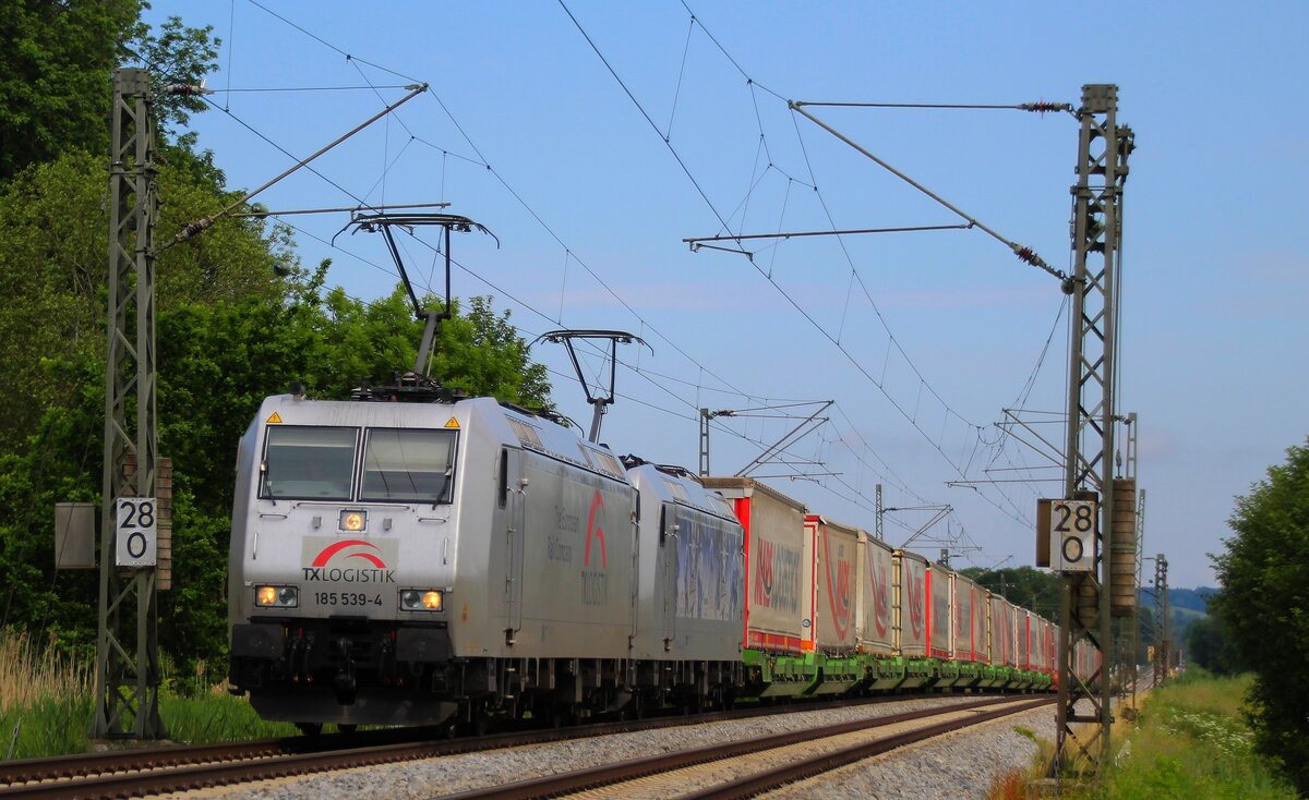 11.06.2021 Traxxe der TXL im Doppelpack vor einem KLV kurz vor Bernau auf der KBS 951