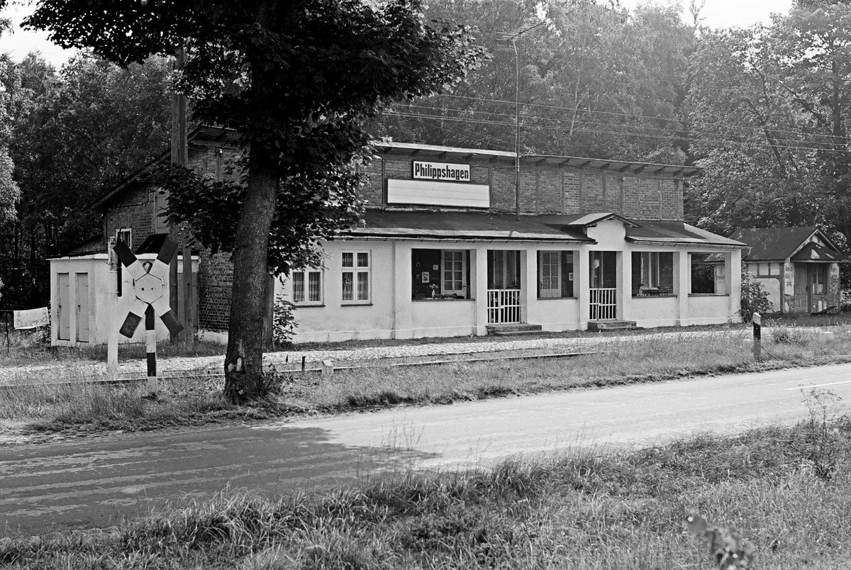 11.07.1981	Bahnstrecke Göhren - Putbus, am Haltepunkt Phillppshagen hielt kein Zug. Er war augenscheinlich schon damals in privater Hand.