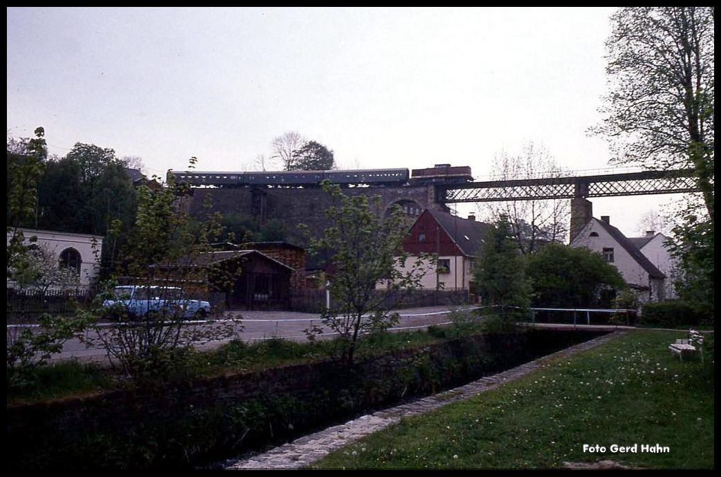 110745 überquert am 6.6.1991 um 11.45 Uhr mit dem Personenzug nach Flöha das Cranzahler Viadukt.
