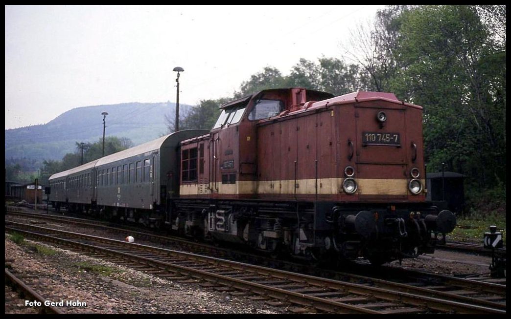 110745 vor einer Personenzug Garnitur am 6.6.1991 im Bahnhof Cranzahl.