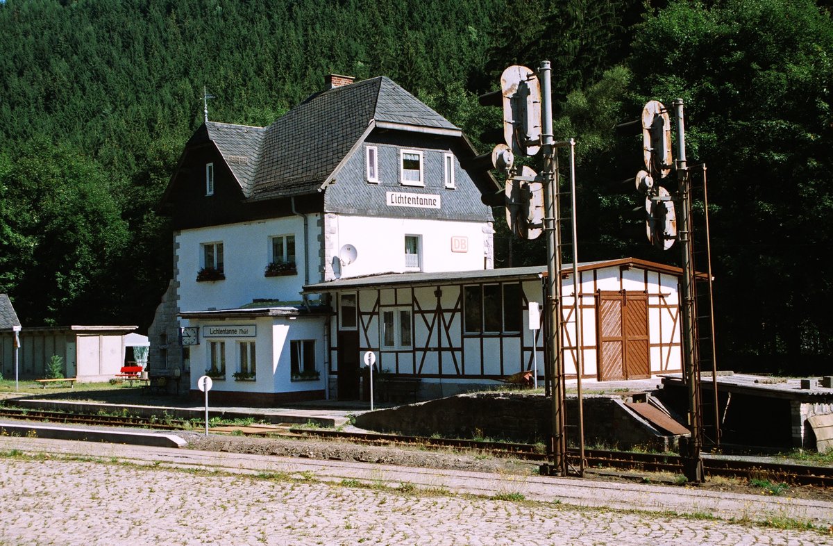 11.08.2003  Bahnhof Lichtentanne in Thüringen. Ein Blickfang sind die riesigen EZMG-Lichtsignale sowjetischer Herkunft. Sie wurden von der DR seit 1976 an einigen  eingleisigen Strecken aufgebaut.