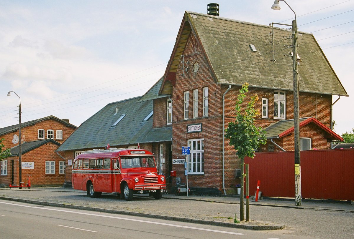 11.08.2004 Dänemark, Bahnhof Allingabro, Ein Bedford-Omnibus wartet auf Fahrgäste. Züge fahren hier nicht mehr, aber mit einer Draisine konnten wir das Umland erkunden.
