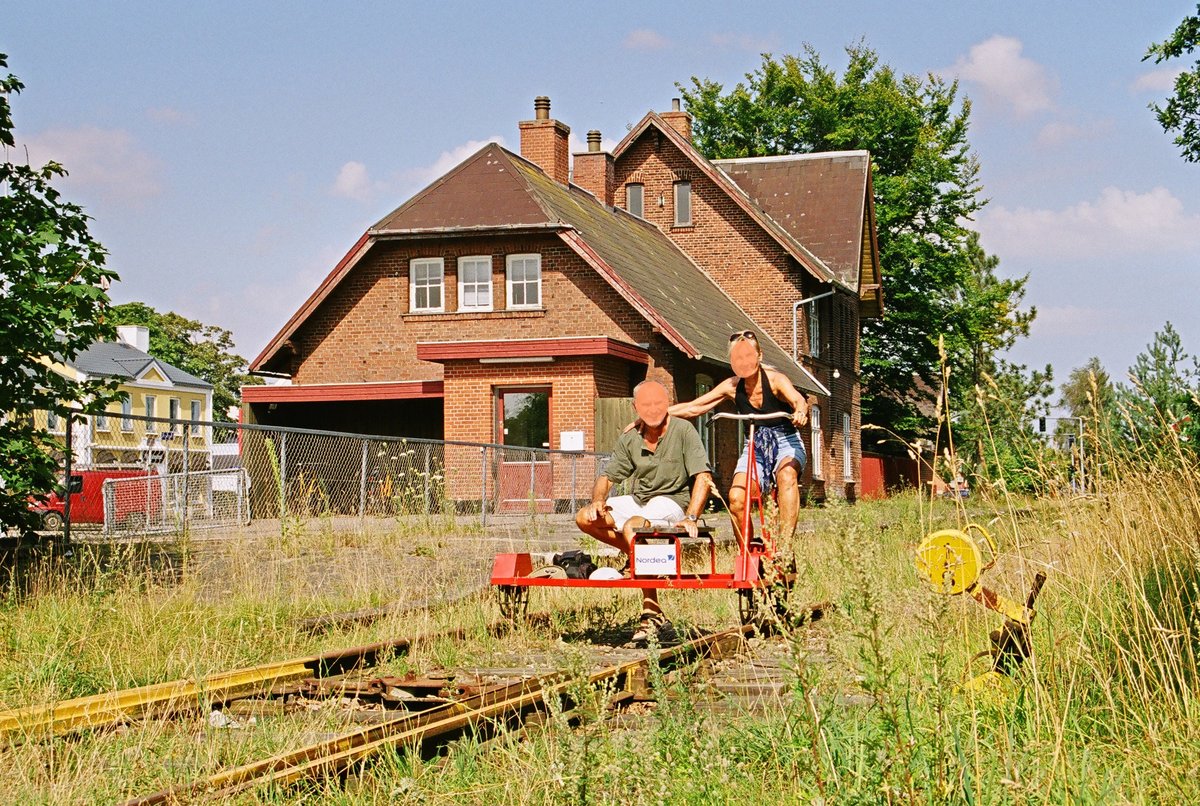 11.08.2004	Dänemark, der Bahnhof Allingabro. Nach der Besichtigung verschiedener Relikte kann man auf der stillgelegten Strecke zu einer Draisinenfahrt nach Pindstrup starten.