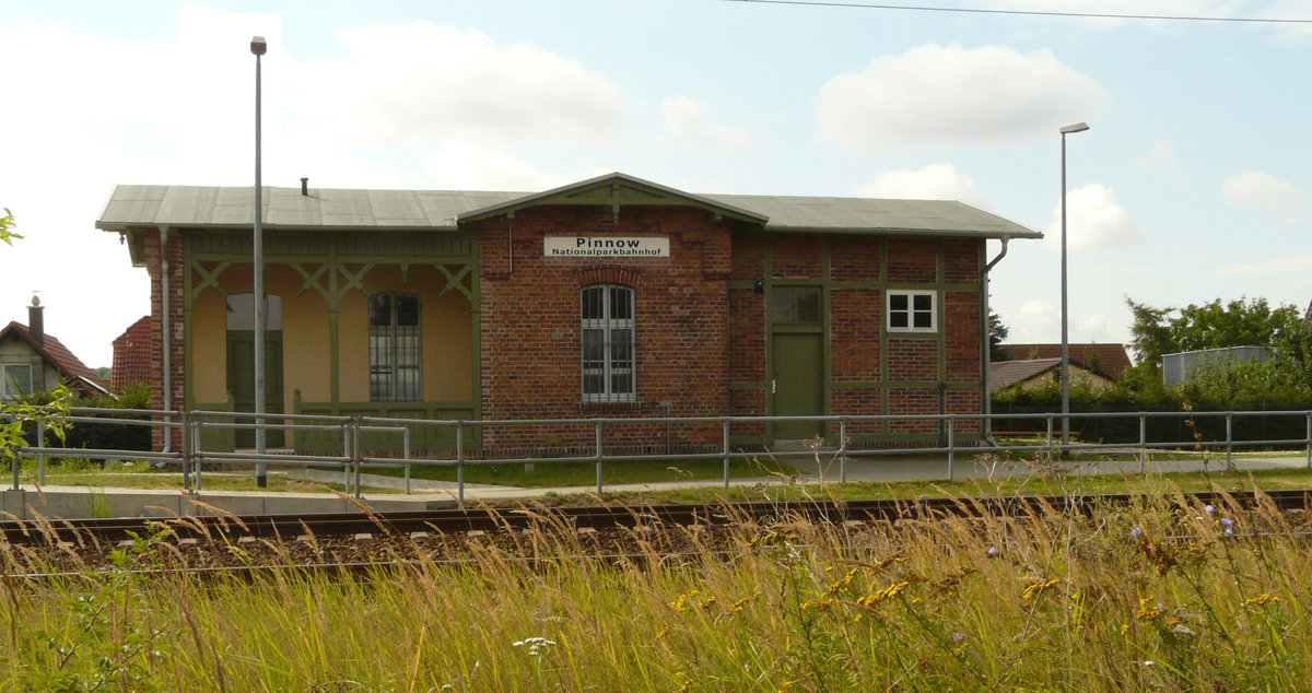 11.08.2008, Haltepunkt Pinnow an der Bahnstrecke Schwedt/Oder - Angermünde. In Pinnow war in längst vergangener Zeit ein funktechnisches Ausbildungsbataillon der Luftstreitkräfte stationiert. Dieser beschauliche Haltepunkt war für die dort Stationierten das Tor zur Welt. 