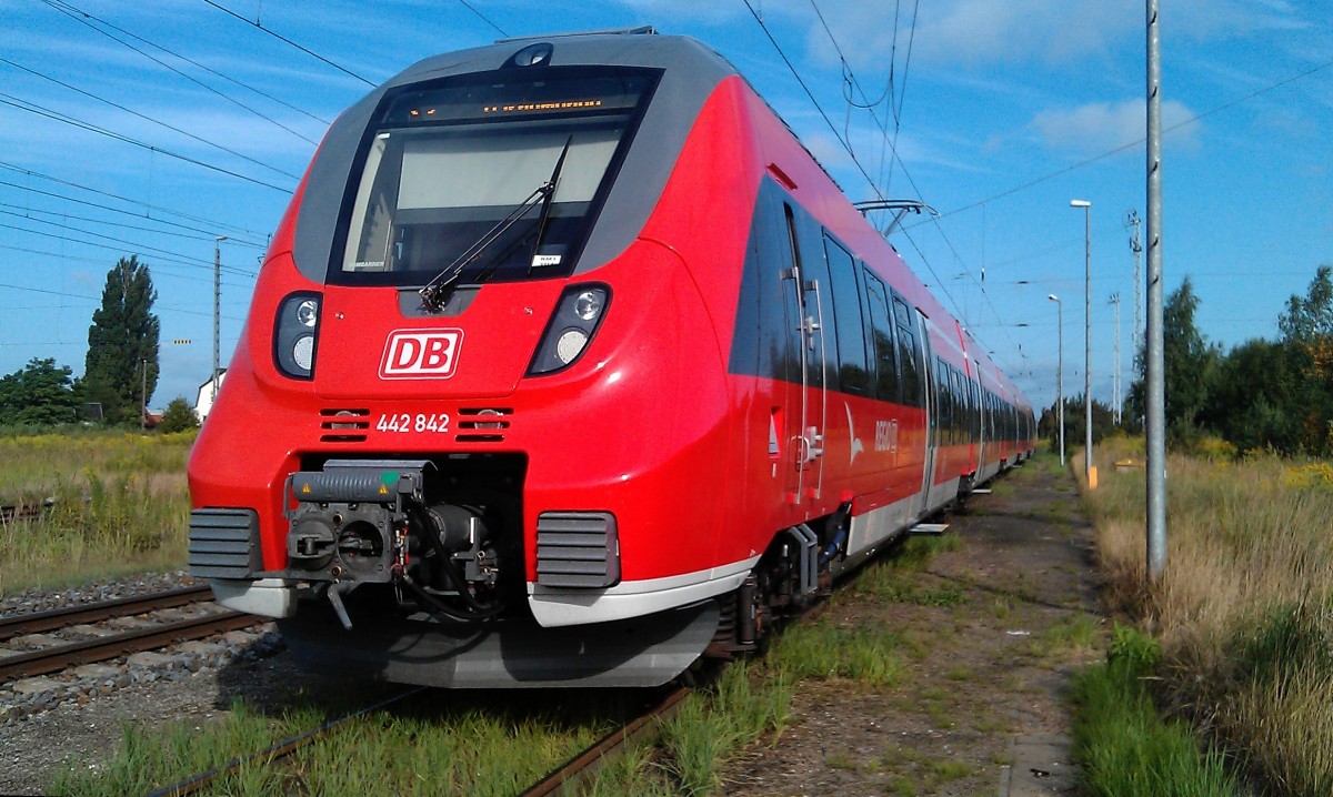 11.08.2014 ...in Güstrow fehlt nach dem Umbau ein Gleis mit Bahnsteig,...darum muss die S2 alle zwei Stunden nach Gleis 7 ausweichen damit die Züge der RE5 einen Bahnsteig zur Verfügung haben