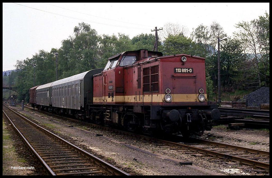 110881 wartet vor einer Personenzug Garnitur im Bahnhof Cranzahl am 6.6.1991 auf den nächsten Einsatz.