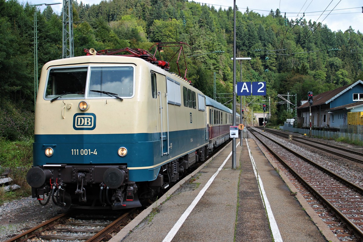 111 001-4 am 13.09.2014 zusammen mit dem Kanzlerwagen und drei weiteren TEE-Wagen bei den Triberger Bahnhofstagen. Später fuhr sie mit den Wagen zusammen als TEE-Sonderzug (Triberg - St.Georgen - Hausach - Triberg) über die Schwarzwaldbahn.