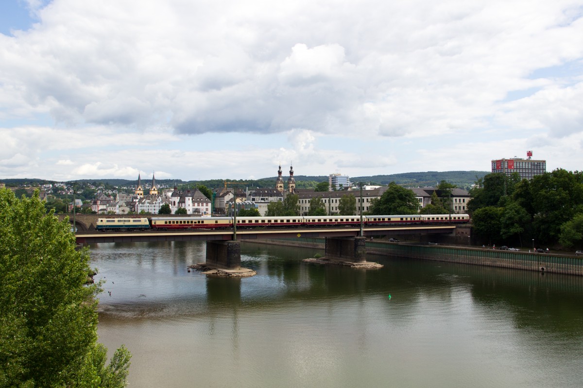 111 001-4 mit einem Sonderzug von Koblenz Hbf nach Remagen in Koblenz-Lützel am 15.06.14