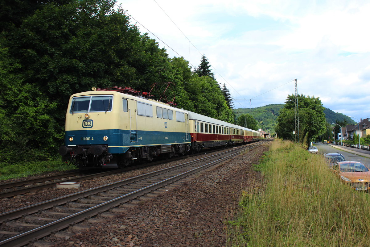 111 001-4 mit TEE Sonderzug aus Köln auf der Fahrt zum DB-Museum Koblenz aufgenommen in Oberwinter am 18.6.16