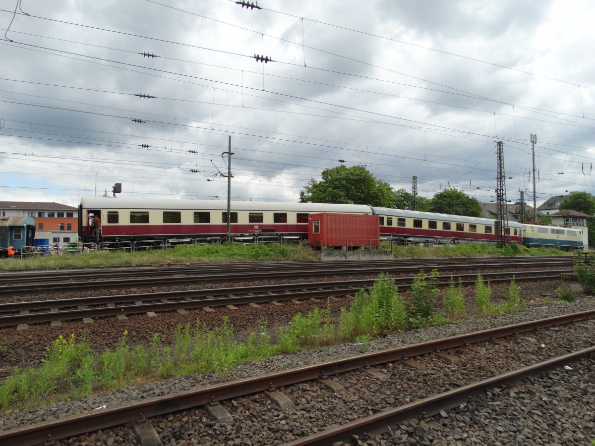 111 001-4 Rangiert mit zwei TEE Wagen am 14.06.14 in Koblenz Lützel auf einen Ablaufberg 