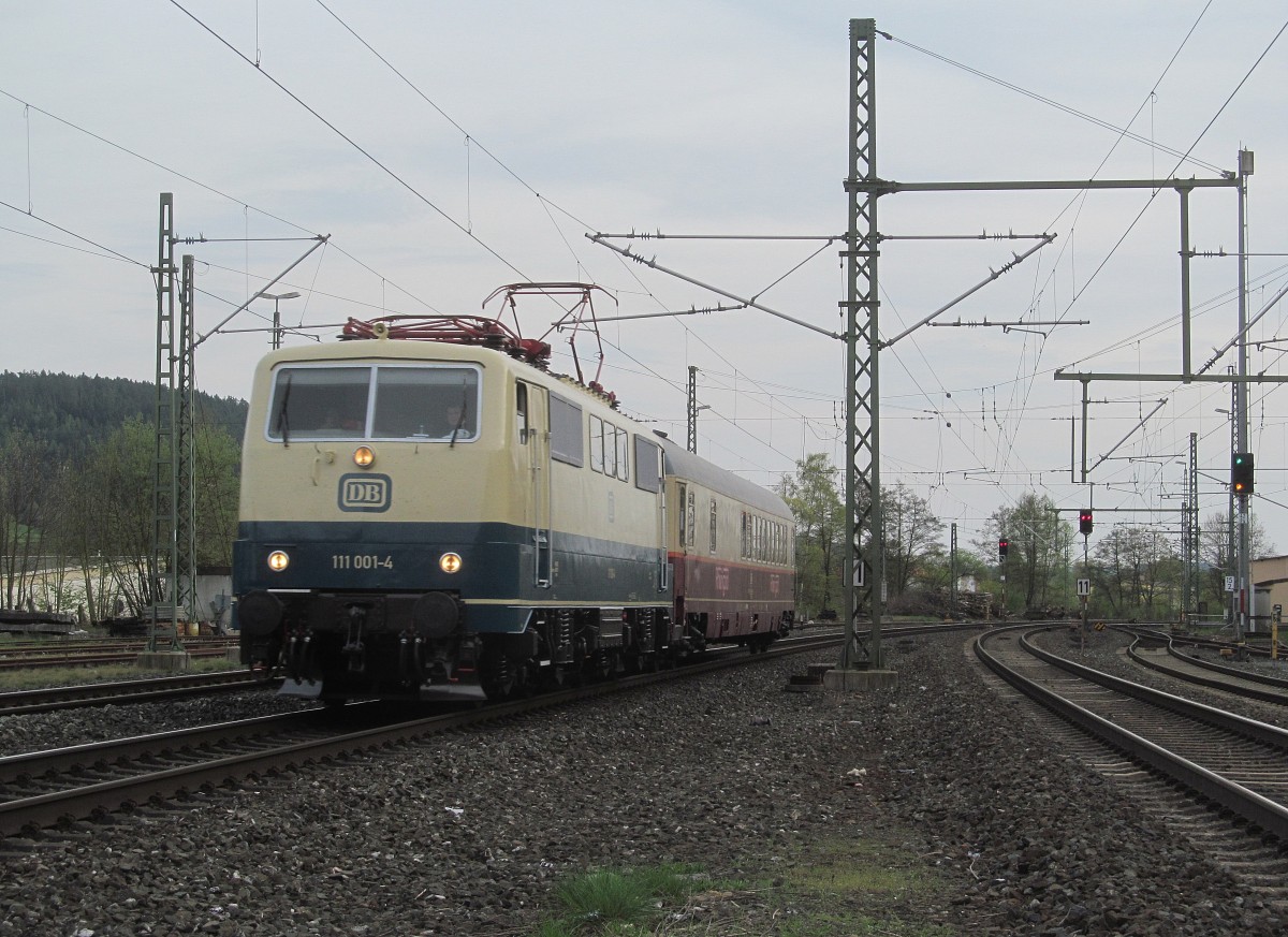 111 001-4 zieht am 07. April 2014 einen Rheingold-Wagen durch Kronach in Richtung Saalfeld.