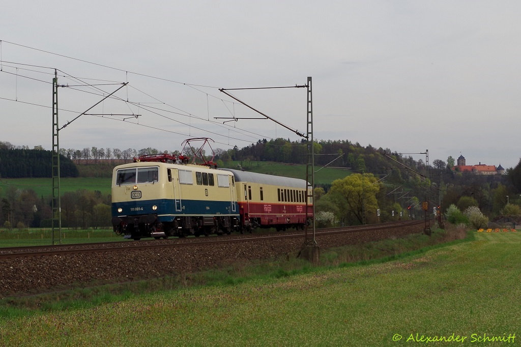 111 001 durchfährt am 07.04.2014 den Frankenwald bei Blumau (Kronach) in Richtung Saalfeld. 