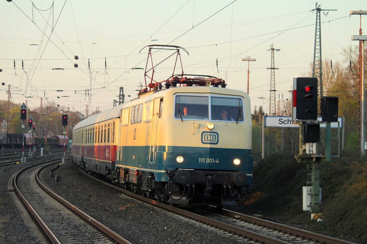 111 001 fuhr am 19.04.2015 mit einem Sonderzug nach Koblenz-Lützel im Abendlicht durch den Bahnhof von Schwerte (Ruhr).