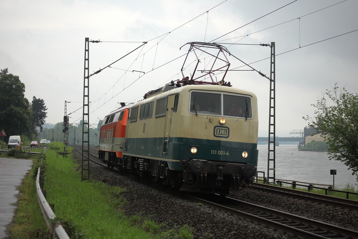 111 001 mit 218 137 in S-Bahn Lackierung am Haken am 07.05.2024 auf der linken Rheinstrecke bei Koblenz in südlicher Richtung unterwegs