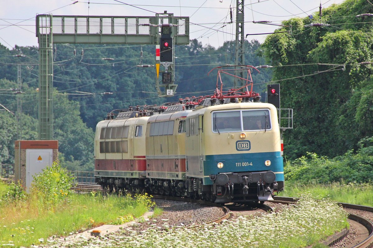 111 001 mit E03 001 und 103 235 auf dem Weg von Koblenz in den hohen Norden. Baunatal Guntershausen 27.07.2016