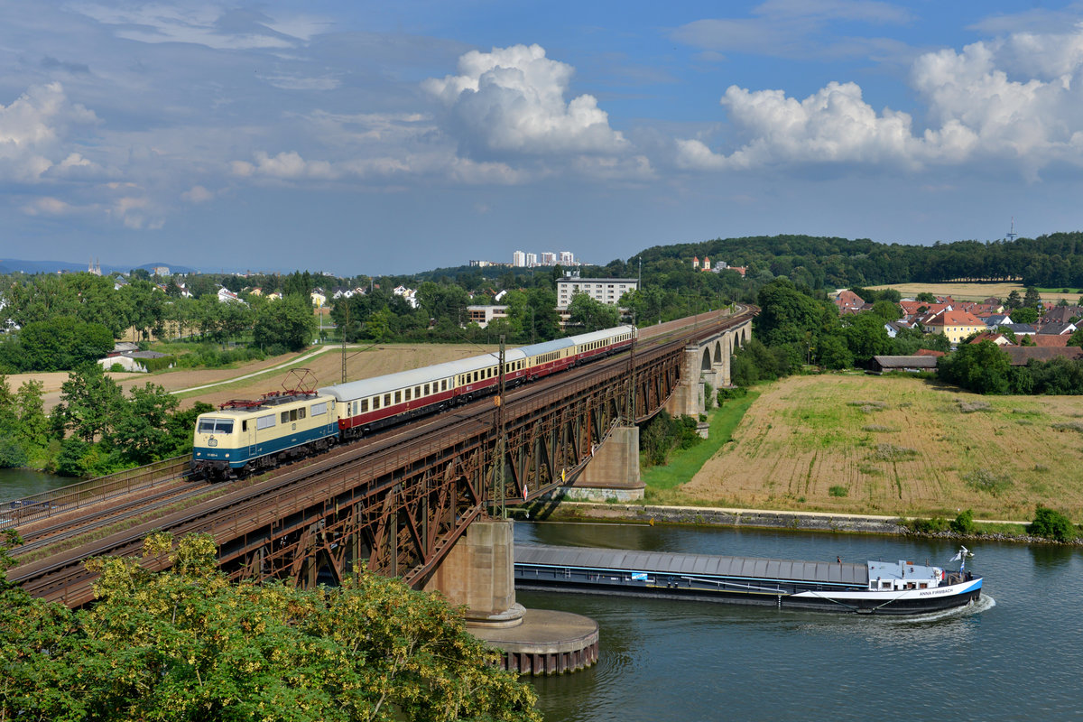 111 001 mit einem Sonderzug am 24.07.2016 bei Regensburg-Prüfening. 