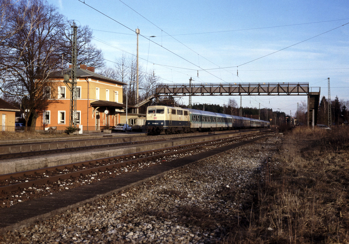 111 002, BW München West (Hbf) mit der RB 3534 Salzburg-München am 23.02.1997 im Bahnhof Großkarolinenfeld, der in der Zwischenzeit ganz anders aussieht. Nur noch zwei Gleise und der schöne Fußgängersteg ist weg.
