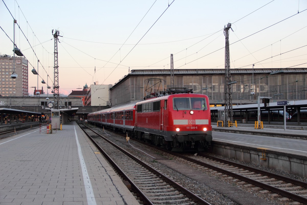 111 005-5 mit der RB 59539 (München Hbf - Mittenwald) am Abend des 12.08.13 in München Hbf