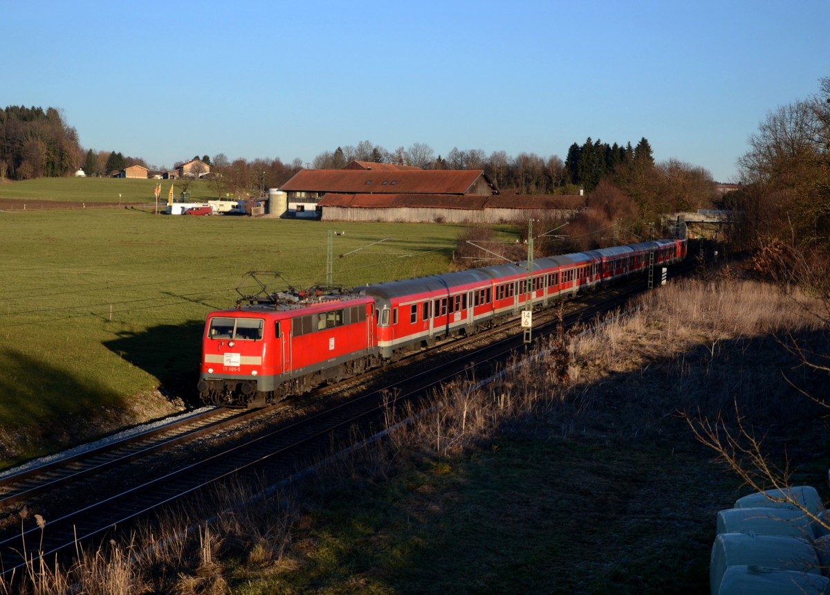 111 005 mit einem Meridian-Ersatzzug am 30.12.2013 bei Bergham.
