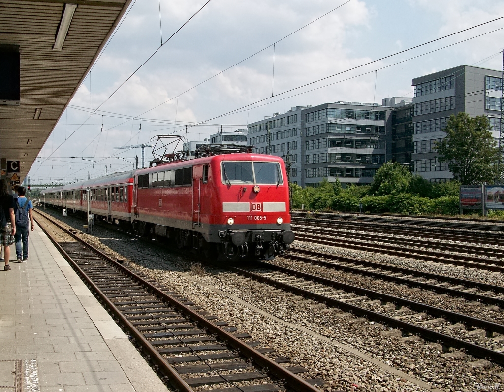 111 005, eine der zum Zeitpunkt der Aufnahme, letzten aktiven Vorserien-111er war am 10.7.13 mit Rotlingen unterwegs nach Mittenwald. 
Aufgenommen bei der Durchfahrt durch München-Laim.