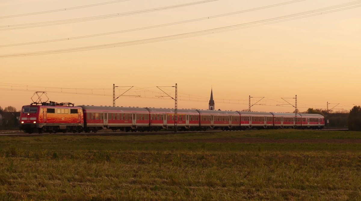 111 007 zieht ihre n-Wagen Garnitur gen Frankfurt über die Felder zwischen Riedstadt-Wolfskehlen und Groß-Gerau Dornheim