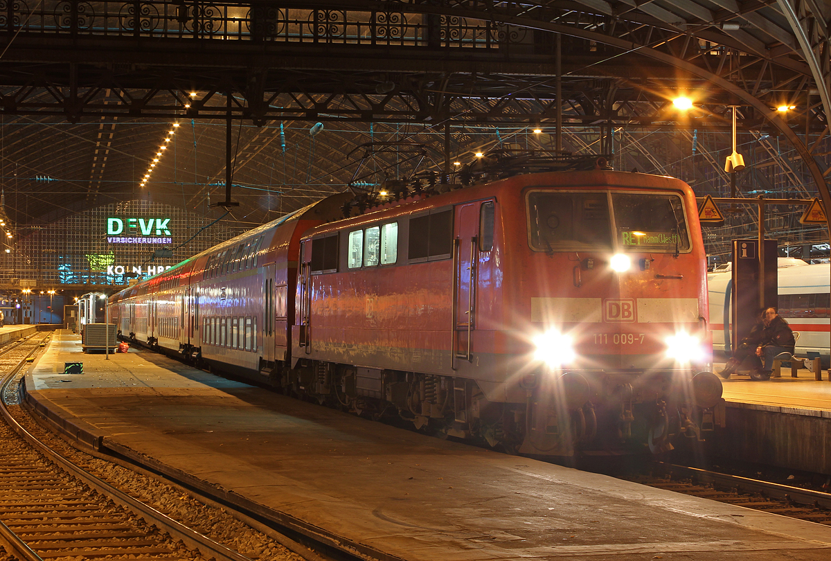 111 009-7 am RE1 in Köln Hbf am 07.12.2013