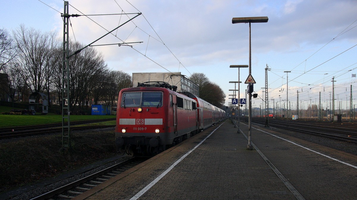 111 009-7 DB zieht den RE4 aus Dortmund-Hbf nach Aachen-Hbf und hält in Aachen-West und fährt in Richtung Aachen-Schanz,Aachen-Hbf. 
Aufgenommen vom Bahnsteig in Aachen-West am Nachmittag vom 2.1.2015.