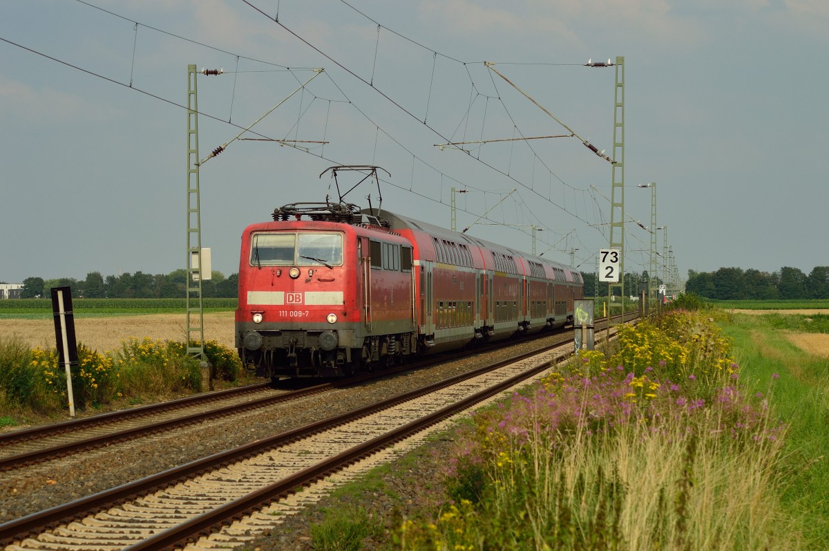 111 009-7 kommt mit einer RE4 zwischen Büttgen und Kleinenbroich am Fotografen vorbei. Freitag 1.8.2014
