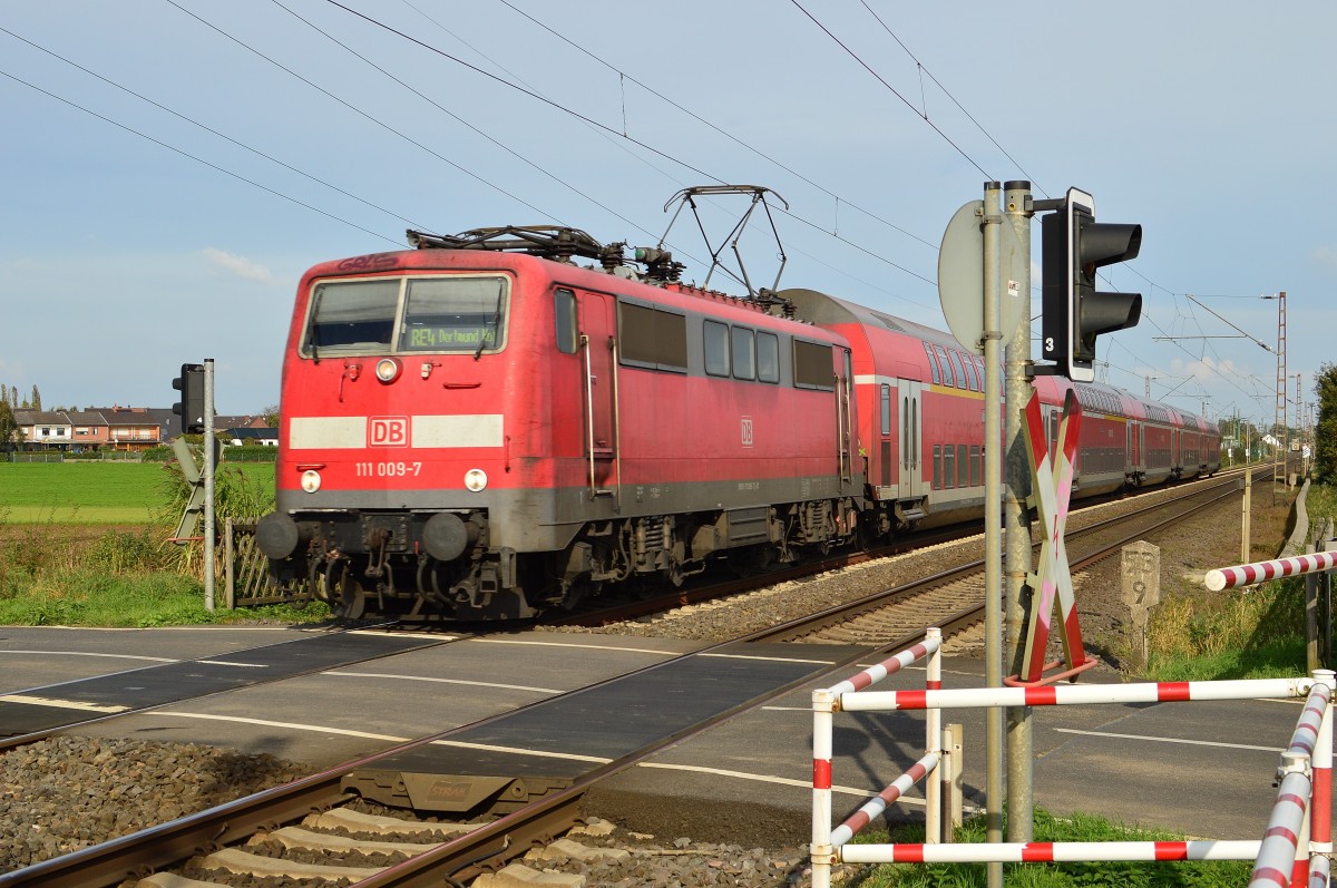 111 009-7 mit einem RE4 nach Aachen fahrend am Bü Am Chur/In der Schley am Sonntag den 12.10.2014