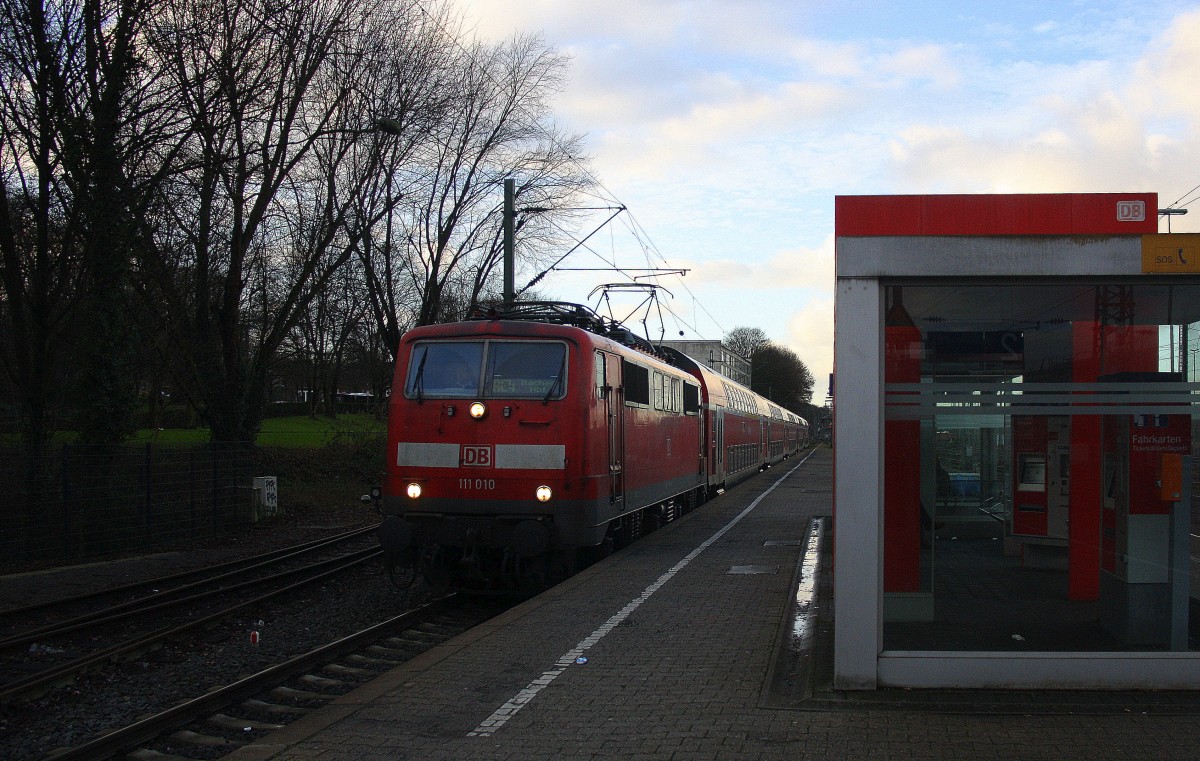 111 010 DB  DB zieht den RE4 aus Dortmund-Hbf nach Aachen-Hbf und hält in Aachen-West und fährt in Richtung Aachen-Schanz,Aachen-Hbf. Aufgenommen vom Bahnsteig in Aachen-West am Nachmittag vom 2.1.2015.