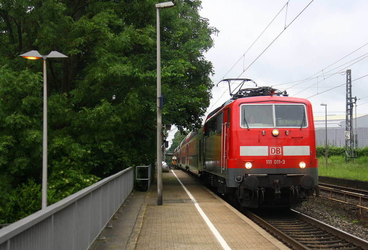 111 011-3 DB kommt die Kohlscheider-Rampe hoch aus Richtung Neuss,Herzogenrath mit dem RE4 aus Dortmund-Hbf nach Aachen-Hbf und fährt durch Kohlscheid in Richtung Richterich,Laurensberg,Aachen-West,Aachen-Schanz,Aachen-Hbf. 
Aufgenommen vom Bahnsteig 2 in Kohlscheid. 
Bei Wolken am Morgen vom 2.6.2016.