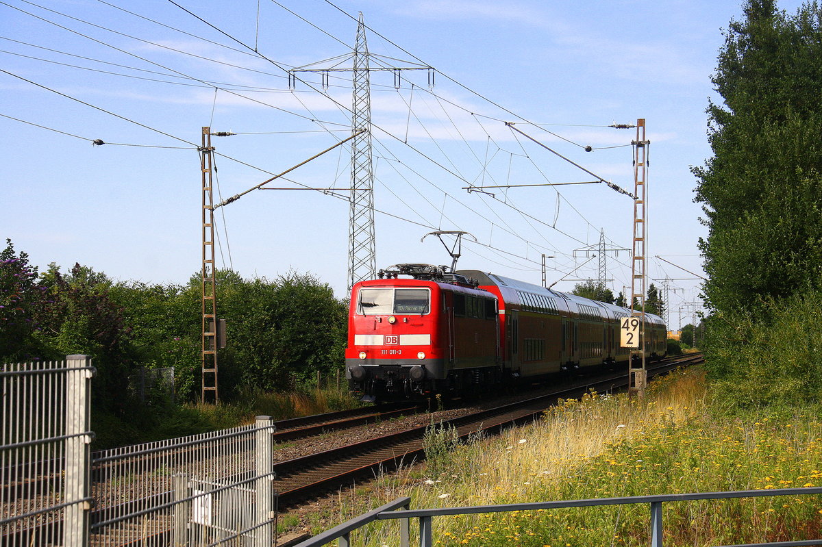111 011-3 DB kommt mit dem RE4 von Dortmund-HBf nach Aachen-Hbf und kommt aus Richtung Neuss-Hbf,Mönchengladbach-Hbf,Rheydt-Hbf,Wickrath,Beckrath,Herrath und fährt durch Mennekrath in Richtung  Erkelenz,Baal,Hückelhoven-Baal,Brachelen,Lindern,Süggerath,Geilenkirchen,Frelenberg,Zweibrüggen,Übach-Palenberg,Rimburg,Finkenrath,Hofstadt,Herzogenrath, Kohlscheid,Richterich,Laurensberg,Aachen-West,Aachen-Schanz,Aachen-Hbf.
Aufenommen von einem Weg in Mennekrath.
Bei Sommerwetter am Abend vom 17.7.2017.
