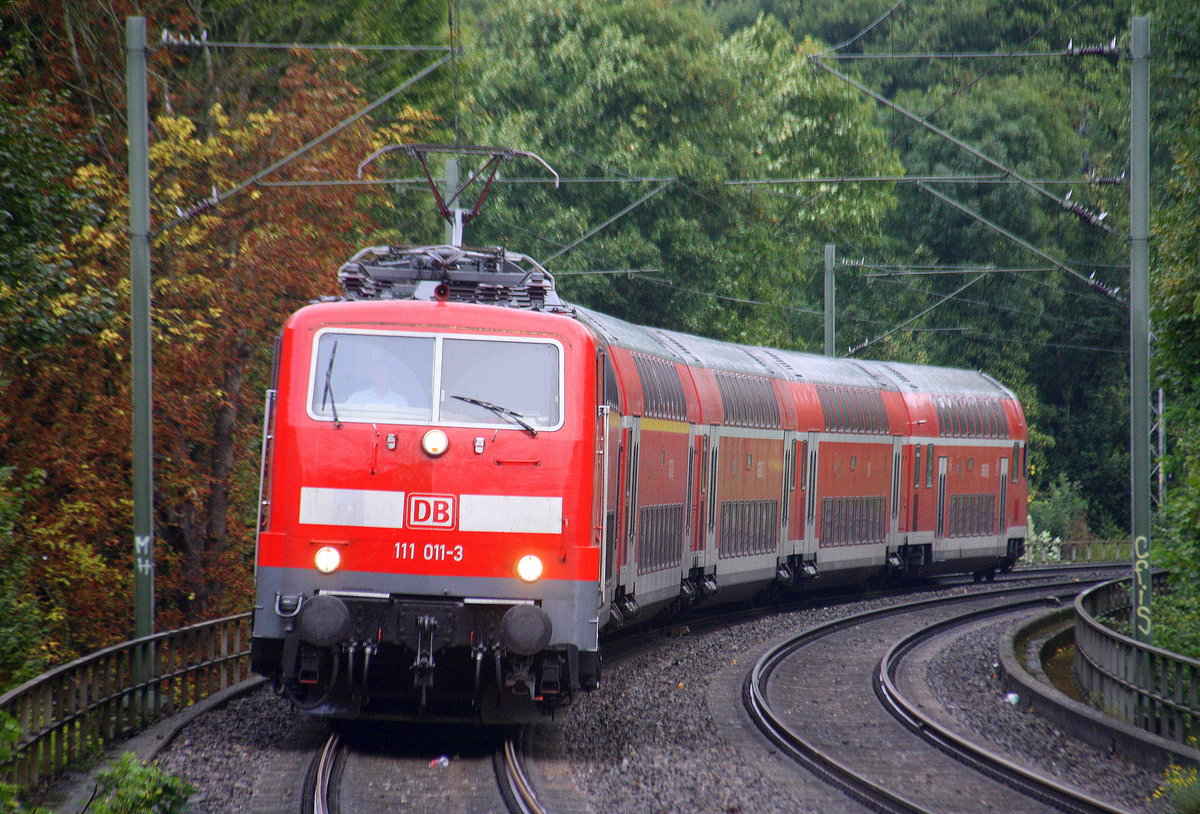 111 011-3 DB kommt mit dem RE4 von Dortmund-HBf nach Aachen-Hbf und kommt aus Richtung Rheydt,Wickrath,Beckrath,Herrath,Erkelenz,Baal,Hückelhoven-Baal,Brachelen,,Lindern,Süggerath,Geilenkirchen,Frelenberg,Zweibrüggen,Übach-Palenberg,Rimburg,Finkenrath,Hofstadt,Herzogenrath, Kohlscheid,Richterich,Laurensberg,Aachen-West und fährt durch Aachen-Schanz in Richtung Aachen-Hbf. 
Aufgenommen vom Bahnsteig von Aachen-Schanz.
Bei Wolken am Morgen vom 6.9.2017.