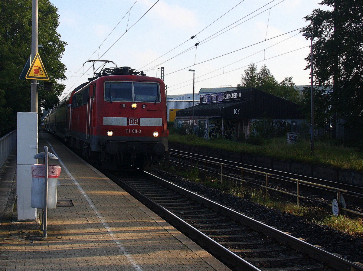 111 011-3 DB kommt pfeifent die Kohlscheider-Rampe hoch aus Richtung Neuss,Herzogenrath mit dem RE4 aus Dortmund-Hbf-Aachen-Hbf und fährt durch Kohlscheid in Richtung Richterich,Laurensberg,Aachen-West bei schönem Sonnenschein am Morgen vom 3.9.2014.