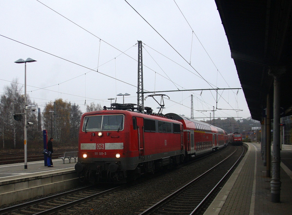 111 011-3 DB zieht den RE4 aus Dortmund-Hbf nach Aachen-Hbf und hält in Herzogenrath und fährt in Richtung Kohlscheid,Aachen-West.  
Bei Nebelwolken am Kalten 30.11.2014.