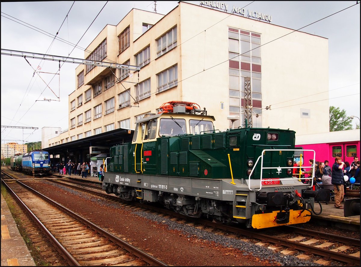 111 011-3 (E458)in HBf. Kralupy nad Vltavou. Tag der Eisenbahn am 27.04.2019.