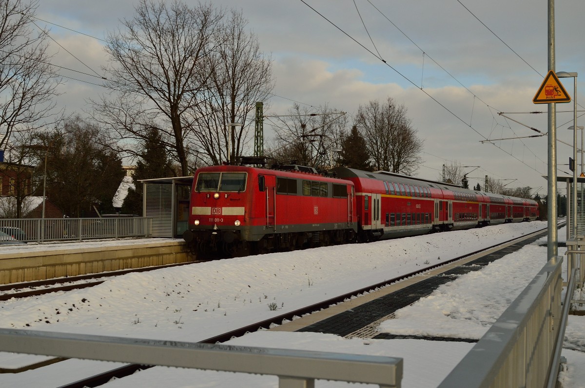 111 011-3 mit einem Dostock nach Aachen Hbf am 24.1.2015 in Kleinenbroich.